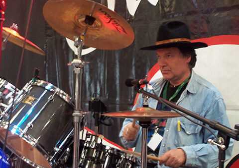 … Klaus hat manchmal an den Drums „den Hut auf“