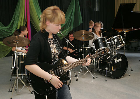 Schülerband beim Auftritt
